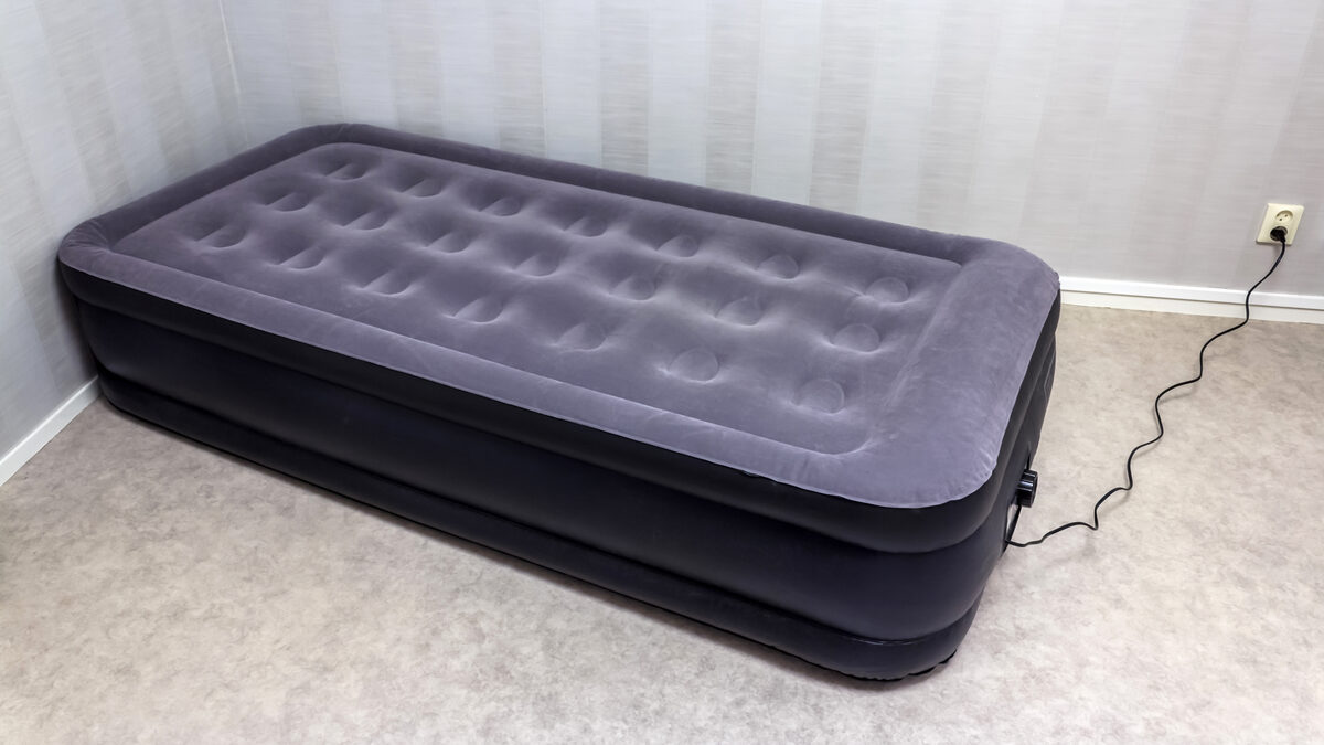 Opgeblazen luchtmatras van vinyl (PVC) met interne elektrische pomp