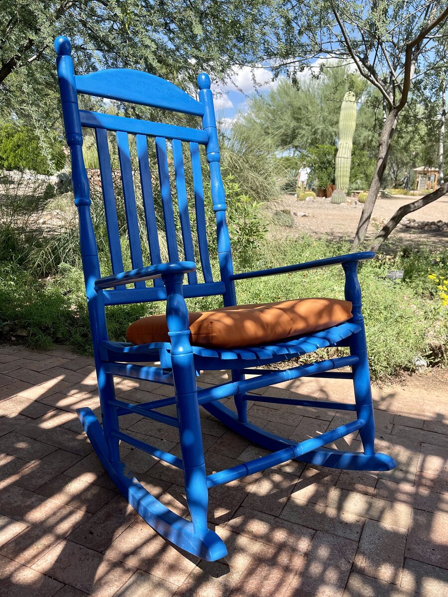 Schommelstoel met kussen in een openbare tuin, outdoor gebruik